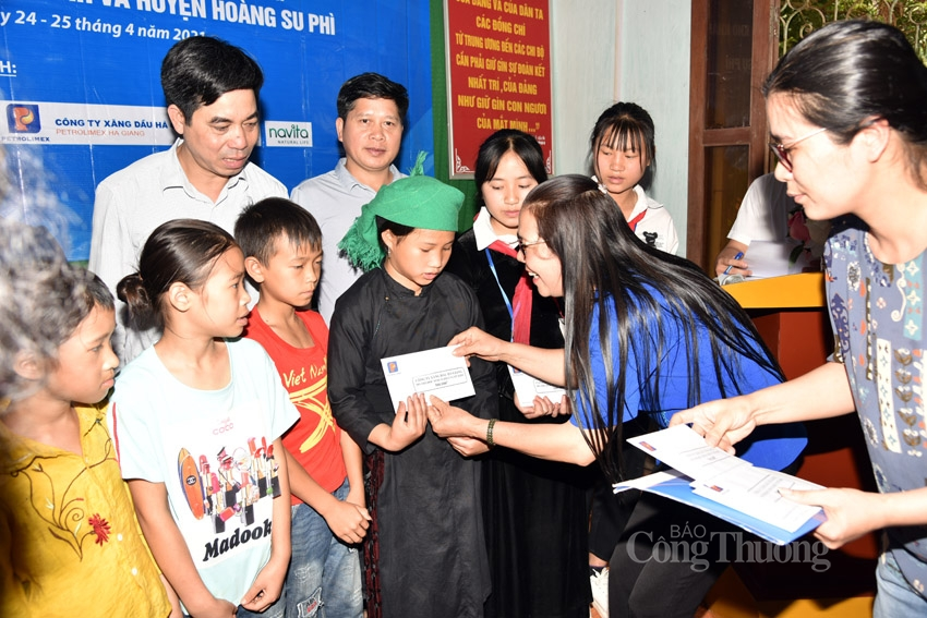 “Nối nhịp” yêu thương đến học sinh nghèo vượt khó tại Hà Giang