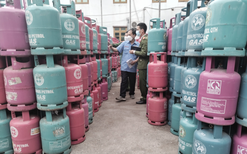 đang phân loại, xác minh các vỏ bình ga bị chiếm giữ tại Lô CN4, KCN Nguyên Khê, xã Nguyên Khê, huyện Đông Anh