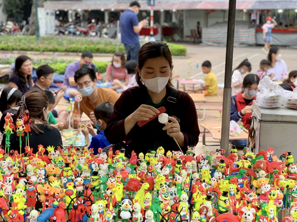 Nhiều trò chơi dân gian được tái hiện tại khu phố đi bộ.