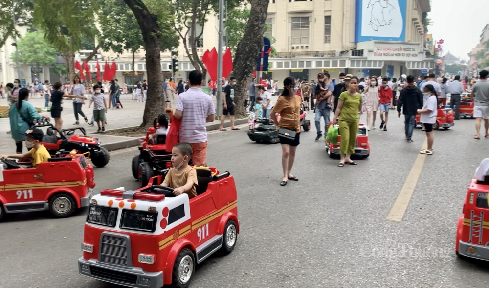 Nhiều gia đình đưa trẻ nhỏ đến không gian phố đi bộ để vui chơi trong ngày nghỉ cuối tuần, cũng là ngày lễ Giỗ tổ Hùng Vương