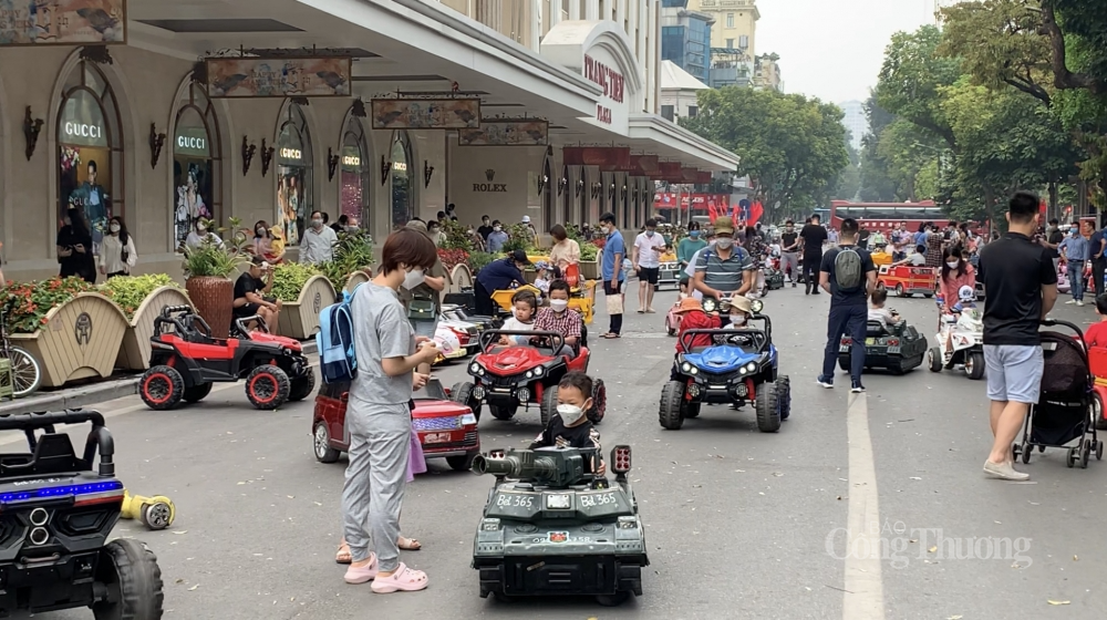 Các điểm quen thuộc như vườn hoa tượng đài Lý Thái Tổ, đền Ngọc Sơn, ngã tư Hàng Bài, phố Đinh Tiên Hoàng... tấp nập người đến vui chơi