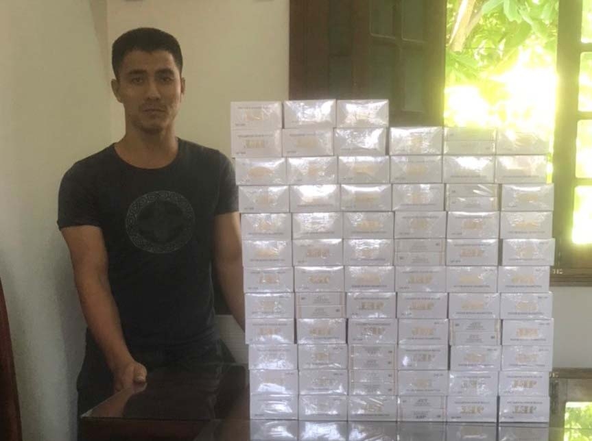 Tài xế Trần Văn Được và số thuốc lá bị tạm giữ Tài xế Trần Văn Được và số thuốc lá bị tạm giữ