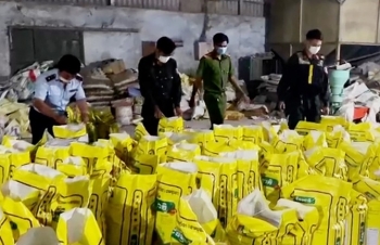 Phát hiện nhiều sản phẩm không rõ nguồn gốc trong công ty phân bón tại An Giang