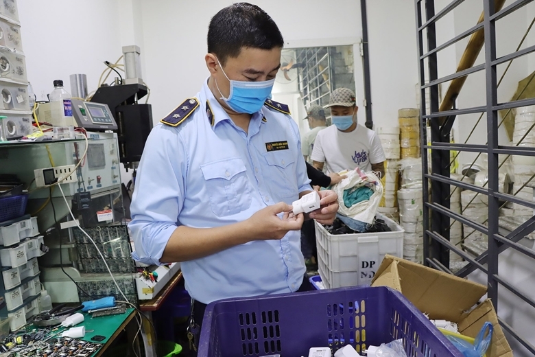 Triệt phá cơ sở gia công, lắp ráp, sạc điện thoại nhái hãng Samsung Triệt phá cơ sở gia công, lắp ráp, sạc điện thoại nhái hãng Samsung