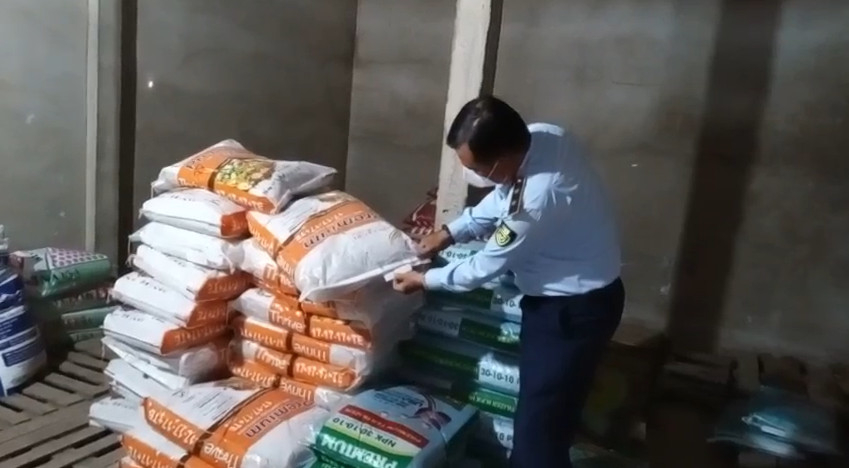 Lực lượng chức năng kiểm tra hàng hóa vi phạm Lực lượng chức năng kiểm tra hàng hóa vi phạm