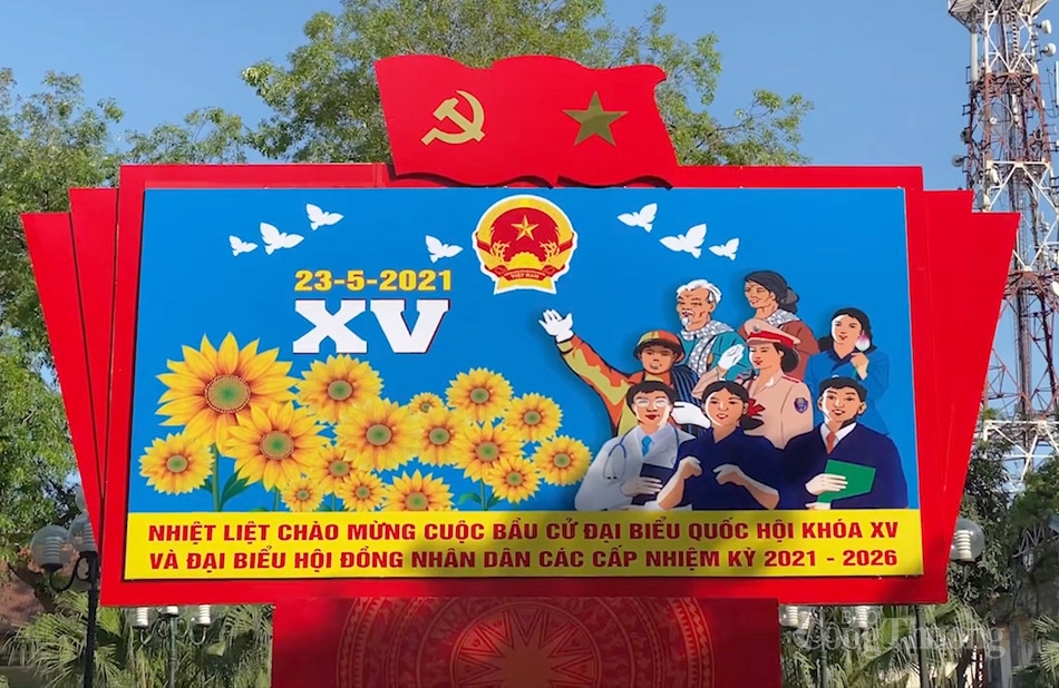 Khẩu hiệu, cờ Tổ quốc rực rỡ trên phố