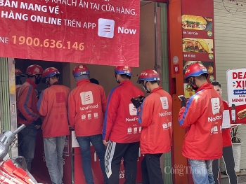 Hà Nội: Shipper tất bật giao hàng khi quán ăn chỉ bán mang về