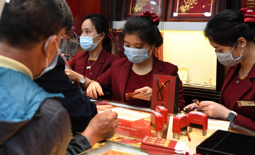 Giá vàng trong nước bỏ xa giá thế giới Giá vàng trong nước bỏ xa giá thế giới