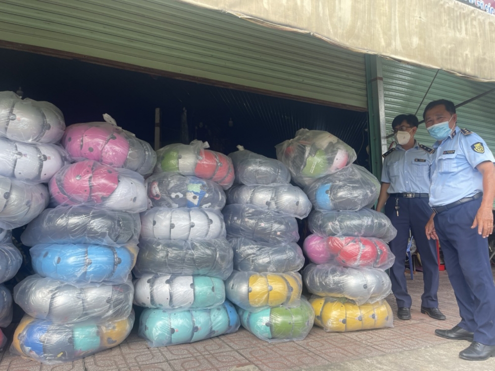 Phát hiện bắt giữ 536 cái nón bảo hiểm không nhãn hiệu, không nguồn gốc xuất xứ