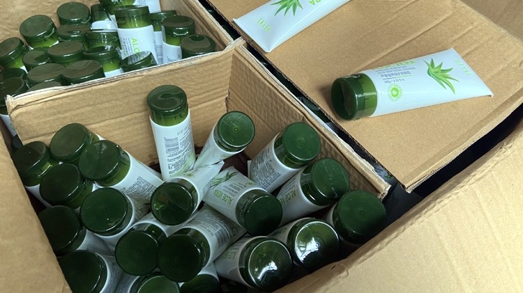 Các loại mỹ phẩm nghi nhập lậu được phát hiện Các loại mỹ phẩm nghi nhập lậu được phát hiện