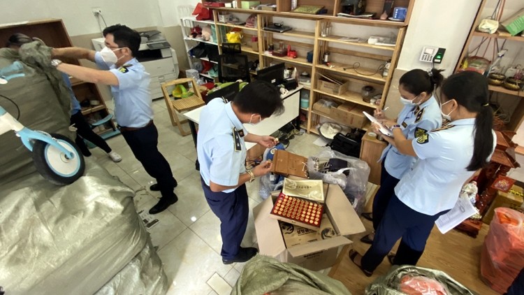 Đội QLTT Số 3 kiểm tra bên trong Công ty TNHH Kamiki, nằm trong hẻm 43 đường Thành Thái (Quận 10) Đội QLTT Số 3 kiểm tra bên trong Công ty TNHH Kamiki, nằm trong hẻm 43 đường Thành Thái (Quận 10)