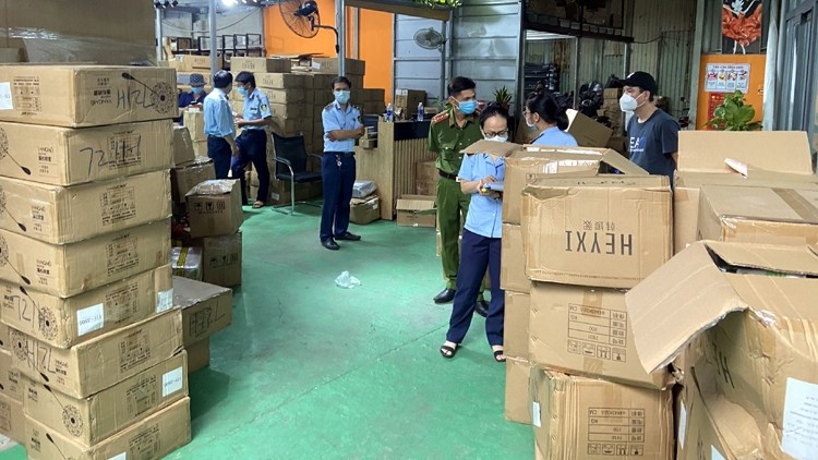 Đội QLTT Số 1 kiểm tra bên trong Công ty TNHH DV Công nghệ Dotcom, nằm trong hẻm 45 đường Lương Minh Nguyệt, phường Tân Thới Hòa Đội QLTT Số 1 kiểm tra bên trong Công ty TNHH DV Công nghệ Dotcom, nằm trong hẻm 45 đường Lương Minh Nguyệt, phường Tân Thới Hòa