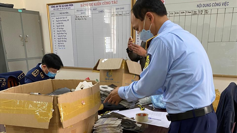 Đội QLTT số 2, Cục QLTT tỉnh Hải Dương kiểm đếm, phân loại tem, nhãn, bao bì giả Đội QLTT số 2, Cục QLTT tỉnh Hải Dương kiểm đếm, phân loại tem, nhãn, bao bì giả