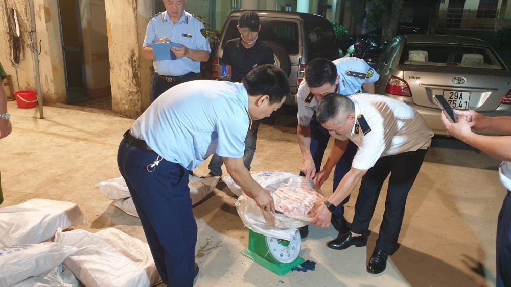 Ngăn chặn 1 tấn nầm lợn đang biến đổi chất, bốc mùi hôi thối