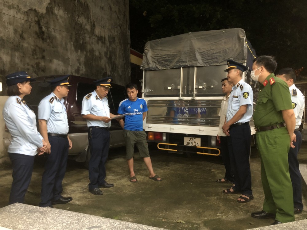 Lực lượng chức năng đọc Quyết định khám phương tiện