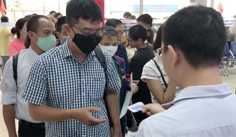 Hàng trăm người lao động Hà Nội xếp hàng chờ giải quyết trợ cấp thất nghiệp hang tram nguoi lao dong ha noi xep hang cho giai quyet tro cap that nghiep