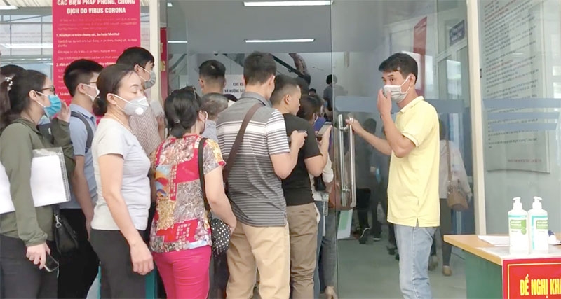 Hàng trăm người lao động Hà Nội xếp hàng chờ giải quyết trợ cấp thất nghiệp hang tram nguoi lao dong ha noi xep hang cho giai quyet tro cap that nghiep