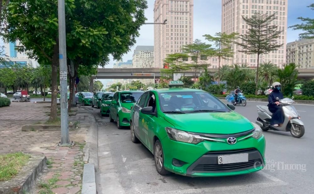 Lượng khách taxi giảm 80-90% vì dịch Covid-19
