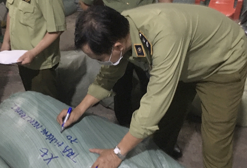 Đoàn kiểm tra đã tạm giữ toàn bộ tang vật để tiếp tục điều tra, làm rõ các hành vi vi phạm Đoàn kiểm tra đã tạm giữ toàn bộ tang vật để tiếp tục điều tra, làm rõ các hành vi vi phạm