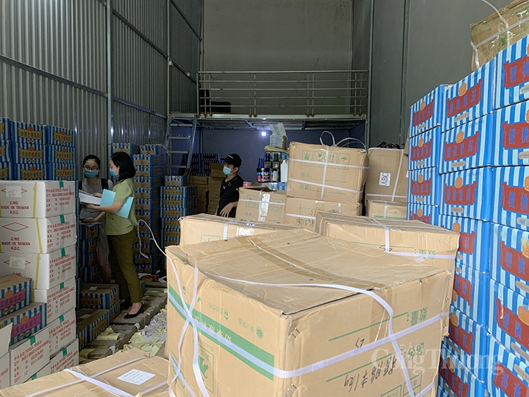 01 trong 03 địa điểm cất giấu hàng hóa được bắn tôn, dựng khung nằm sâu trong liền kề và thường xuyên đóng cửa gây khó khăn trong việc kiểm tra, kiểm soát 01 trong 03 địa điểm cất giấu hàng hóa được bắn tôn, dựng khung nằm sâu trong liền kề và thường xuyên đóng cửa gây khó khăn trong việc kiểm tra, kiểm soát