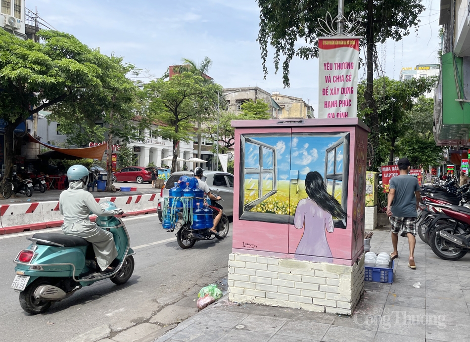 Bên cạnh những bức tranh tuyên truyền trên bốt điện thì những tác phẩm nghệ thuật graffiti vốn rất được giới trẻ ưa chuộng nay cũng được các nghệ sỹ chuyên nghiệp ứng dụng để tuyên truyền về phòng, chống dịch Covid-19.