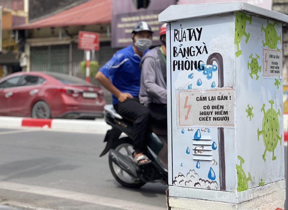 Thực tế, vẽ tranh trên các bốt điện tại các đường phố Hà Nội không phải là chuyện mới, song trong thời điểm này các hình ảnh tuyên truyền, vận động người dân phòng, chống dịch Covid-19 rất có ý nghĩa, để nâng cao ý thức người dân khi dịch bệnh ngày càng diễn biến phức tạp. Những hình ảnh ngộ nghĩnh, vui tươi mang lại sự mới mẻ và được nhiều người đón nhận.