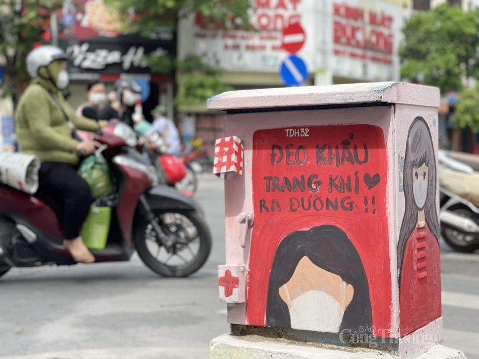 Cùng các thông điệp “Cảm ơn những chiến sỹ áo trắng,” “Đeo khẩu trang khi ra đường,” “Đeo khẩu trang để bảo vệ chính bạn,” “Quyết tâm đẩy lùi virus Corona,” “Chúng tôi đi làm vì mọi người, mọi người hãy ở nhà vì chúng tôi”...