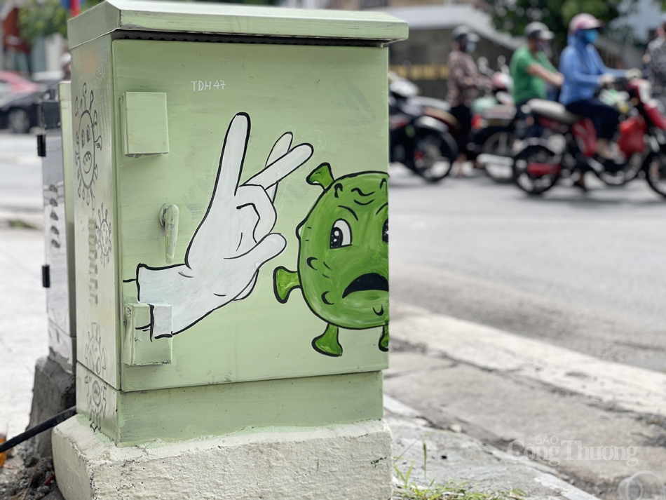 bốt điện được vẽ lên với các thông điệp tuyên truyền phòng chống dịch COVID-19