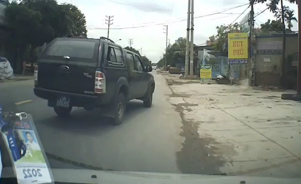 Xe biển xanh tạt đầu, chèn ép xe ô tô cùng chiều