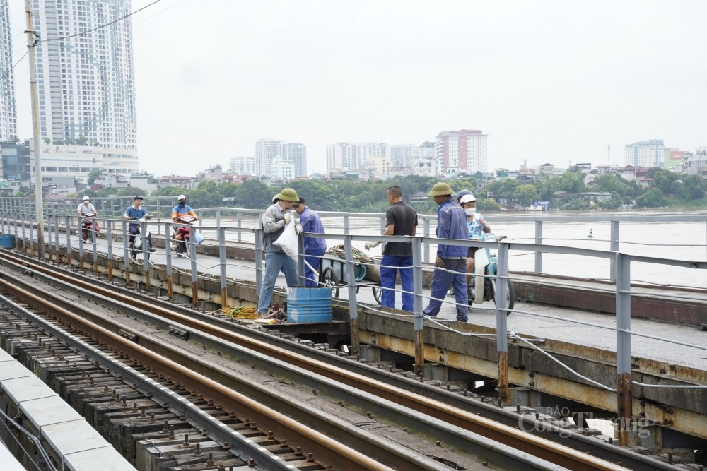 “Năm nay, nước lên nhanh và nhiều hơn các năm trước. Nếu mưa lớn còn kéo dài thì sẽ còn xả lũ và ở đây sẽ ngập lâu và sâu hơn. Hầu hết người dân đều phải dùng đò để di chuyển lên nơi cao hơn, một số người không có việc gì sẽ ở lại bãi bồi chờ người tiếp l