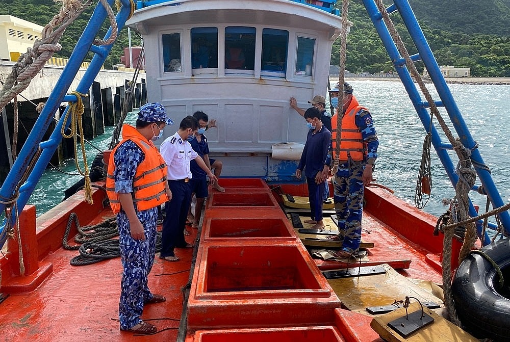 Kiểm tra, kiểm soát, ngăn chặn hoạt động buôn lậu xăng dầu, than trên các tuyến biên giới, vùng biển Kiểm tra, kiểm soát, ngăn chặn hoạt động buôn lậu xăng dầu, than trên các tuyến biên giới, vùng biển