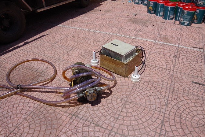 Tang vật đối tượng dùng sang chiết dầu nhớt giả. Tang vật đối tượng dùng sang chiết dầu nhớt giả.