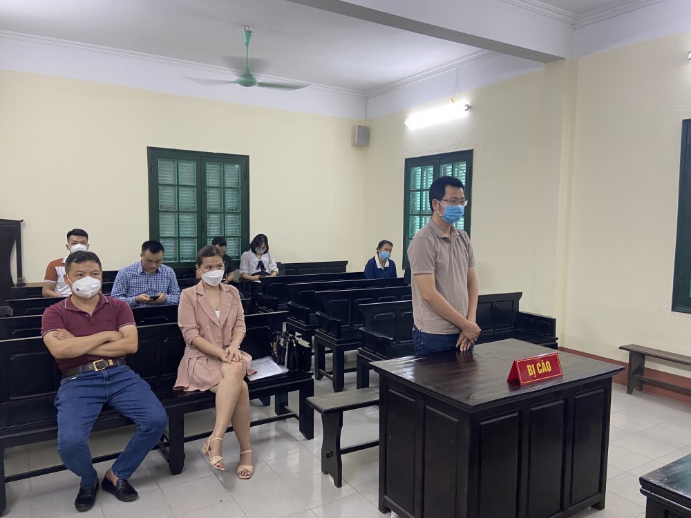 Tham dự phiên sơ thẩm có đại diện Công ty TNHH Sản xuất và Dịch vụ Thương mại BNB (quận Đống Đa, TP Hà Nội) và Công ty TNHH Kocos (quận Tân Bình, TP Hồ Chí Minh). Bị cáo Phạm Quốc Hưng (đứng).