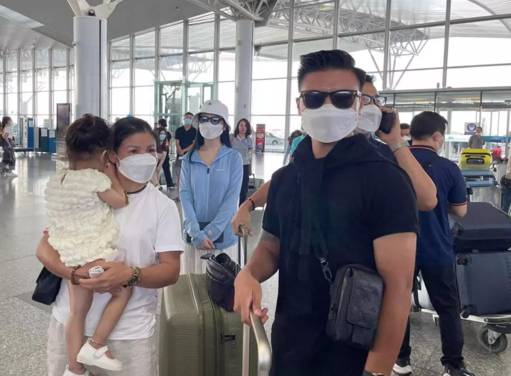 Quang Hải chia tay gia đình, chuẩn bị sang Pháp ra mắt Pau FC Quang Hải chia tay gia đình, chuẩn bị sang Pháp ra mắt Pau FC