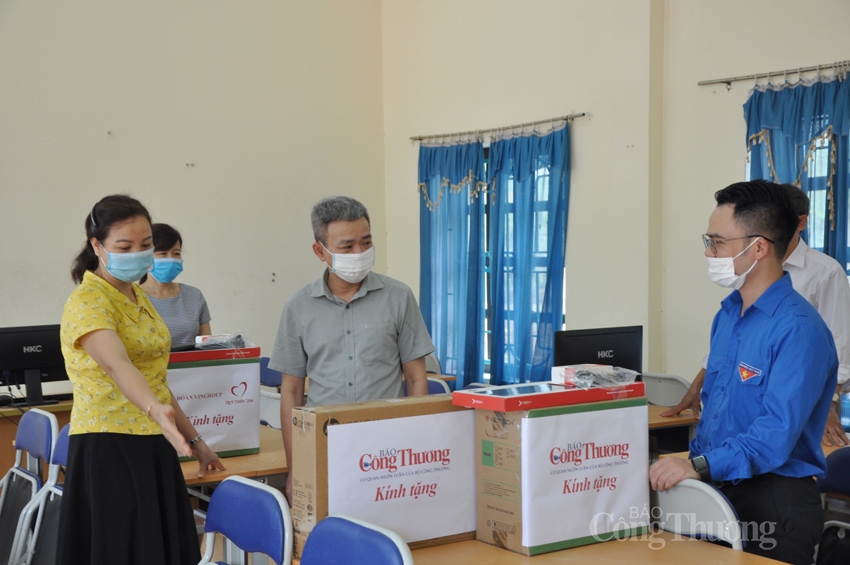 Đoàn công tác xã hội tham quan phòng tin học Đoàn công tác xã hội tham quan phòng tin học