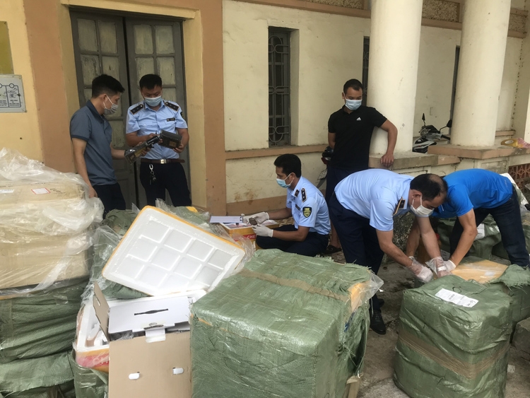 Đội QLTT số 6 kiểm tra hàng hóa Đội QLTT số 6 kiểm tra hàng hóa