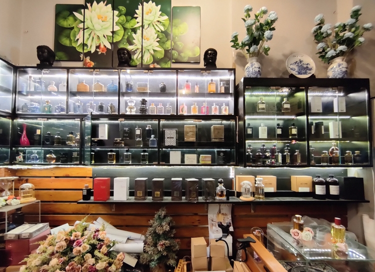 hàng hóa là sản phẩm nước hoa đang được bày bán tại cơ sở kinh doanh