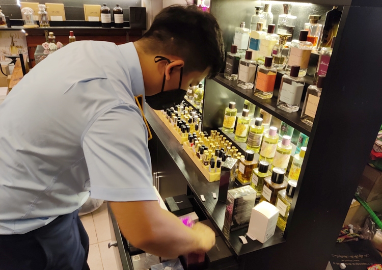 Lực lượng QLTT kiểm tra hàng hóa 