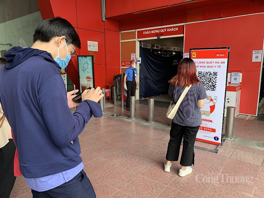Lượng khách đến siêu thị ổn định trở lại trong ngày đầu Hà Nội siết chặt phòng dịch Covid-19 Lượng khách đến siêu thị ổn định trở lại trong ngày đầu Hà Nội siết chặt phòng dịch Covid-19