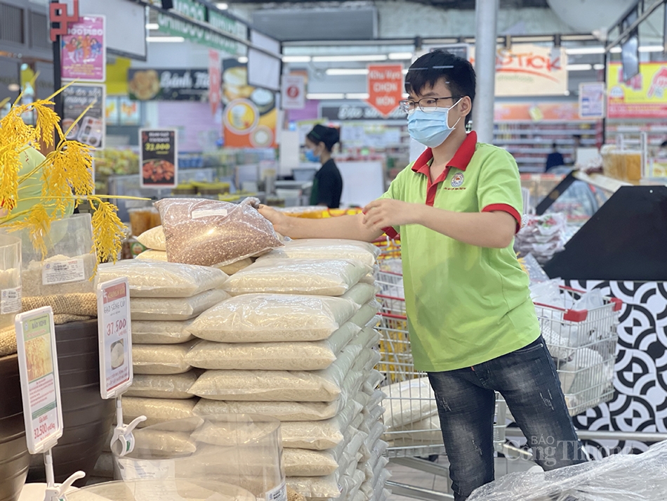 Lượng khách đến siêu thị ổn định trở lại trong ngày đầu Hà Nội siết chặt phòng dịch Covid-19 Lượng khách đến siêu thị ổn định trở lại trong ngày đầu Hà Nội siết chặt phòng dịch Covid-19