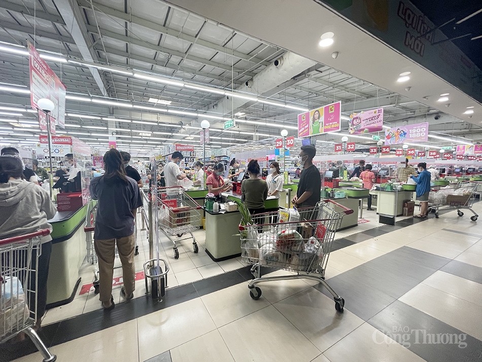 Lượng khách đến siêu thị ổn định trở lại trong ngày đầu Hà Nội siết chặt phòng dịch Covid-19 Lượng khách đến siêu thị ổn định trở lại trong ngày đầu Hà Nội siết chặt phòng dịch Covid-19