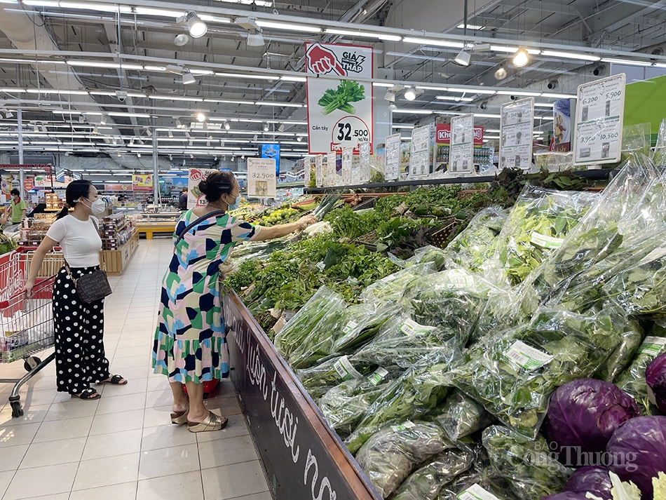 Lượng khách đến siêu thị ổn định trở lại trong ngày đầu Hà Nội siết chặt phòng dịch Covid-19 Lượng khách đến siêu thị ổn định trở lại trong ngày đầu Hà Nội siết chặt phòng dịch Covid-19