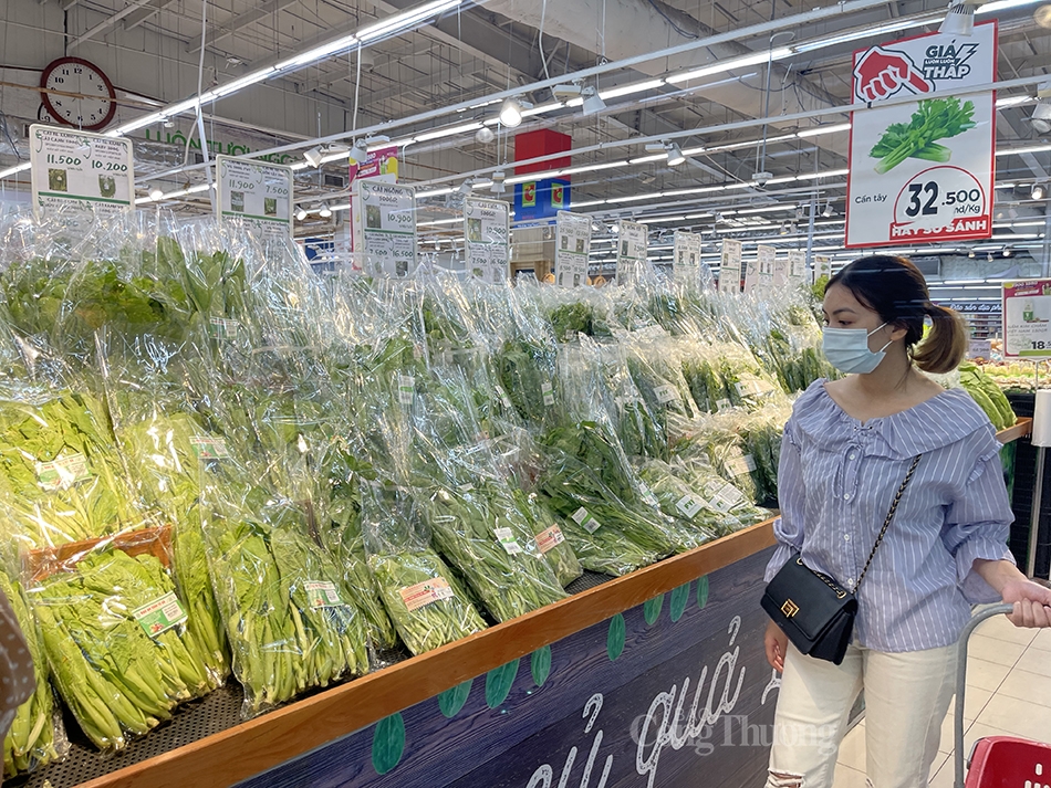 Lượng khách đến siêu thị ổn định trở lại trong ngày đầu Hà Nội siết chặt phòng dịch Covid-19 Lượng khách đến siêu thị ổn định trở lại trong ngày đầu Hà Nội siết chặt phòng dịch Covid-19