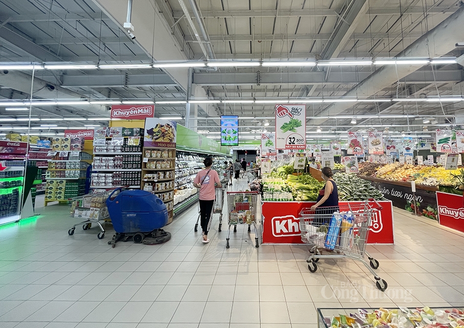 Lượng khách đến siêu thị ổn định trở lại trong ngày đầu Hà Nội siết chặt phòng dịch Covid-19 Lượng khách đến siêu thị ổn định trở lại trong ngày đầu Hà Nội siết chặt phòng dịch Covid-19