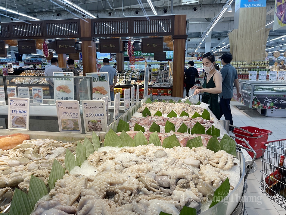 Lượng khách đến siêu thị ổn định trở lại trong ngày đầu Hà Nội siết chặt phòng dịch Covid-19 Lượng khách đến siêu thị ổn định trở lại trong ngày đầu Hà Nội siết chặt phòng dịch Covid-19