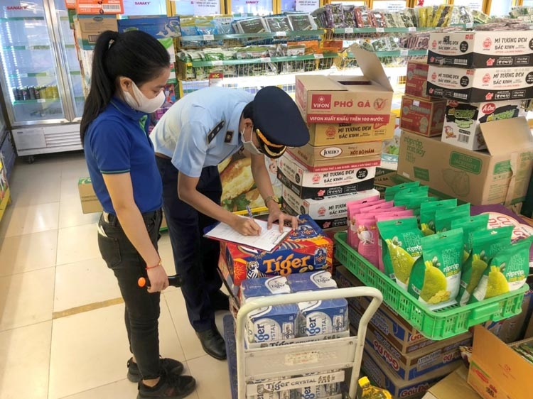 Đội QLTT số 1 khảo sát, cho cam kết tại cửa hàng Bách Hóa Xanh  trên địa bàn thành phố Mỹ Tho