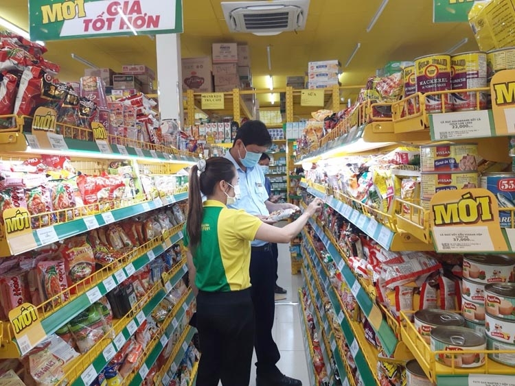 Đội QLTT số 3 khảo sát tại cửa hàng Bách Hóa Xanh trên địa bàn huyện Tân Phước