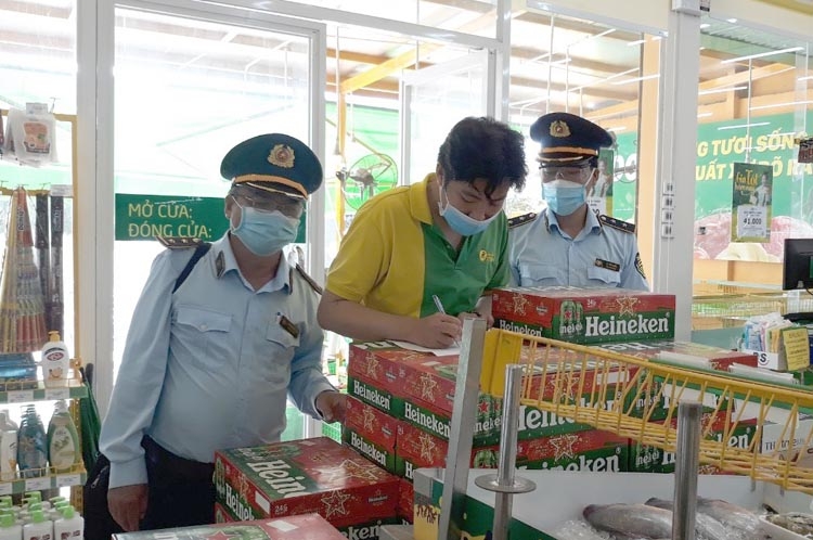 Đội QLTT số 4 khảo sát, cho cam kết tại  cửa hàng Bách Hóa Xanh trên địa bàn huyện Gò Công Tây