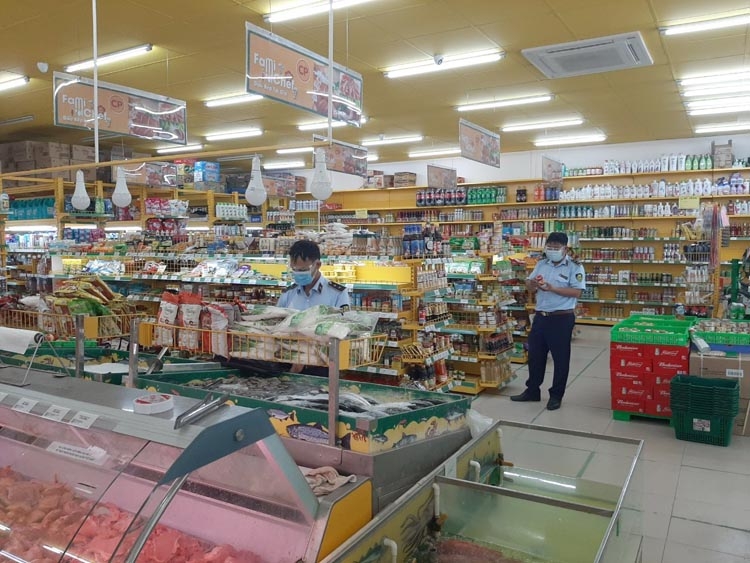 Đội QLTT số 5 khảo sát tại cửa hàng Bách Hóa Xanh  trên địa bàn huyện Cai Lậy