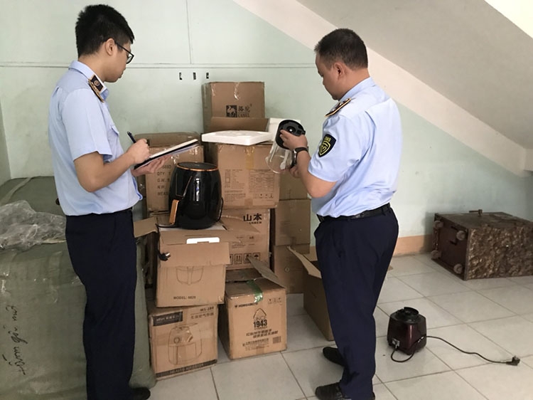 Lực lượng QLTT kiểm đếm hàng hoá bị thu giữ Lực lượng QLTT kiểm đếm hàng hoá bị thu giữ